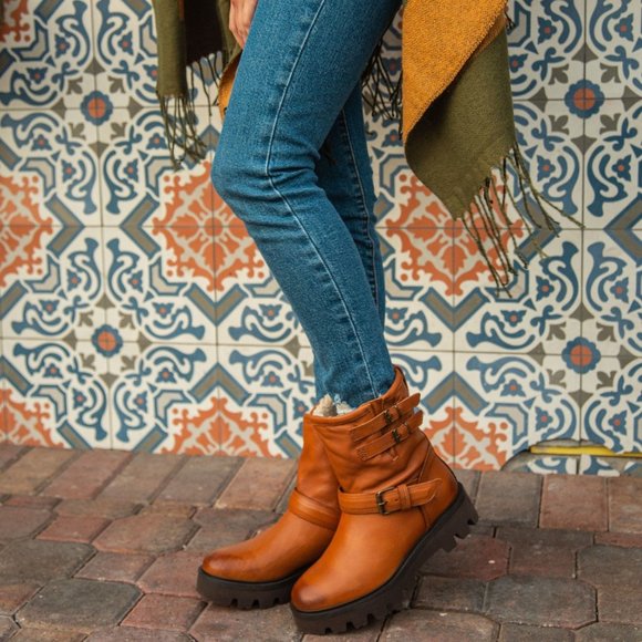 New Ross & Snow Lucky Waterproof Cognac Leather Lug Sole Moto Ankle Boots - Picture 2 of 6